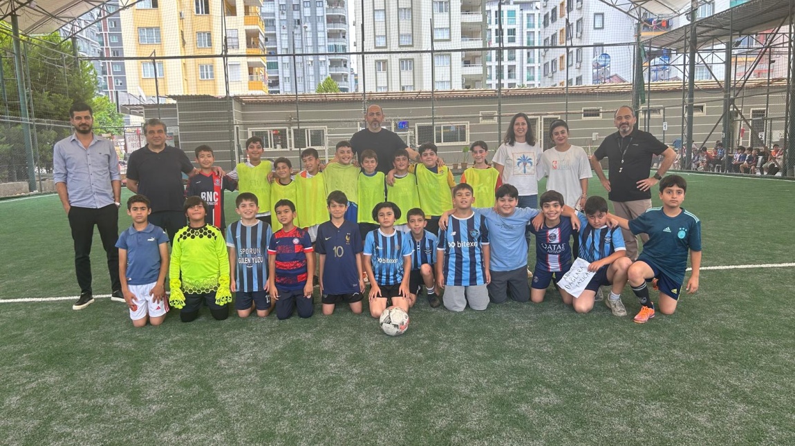 Okulumuzda fiziksel etkinlikler kapsamında gerçekleştirilen 4.Sınıflar arası Futbol Turnuvası tüm hızıyla devam ediyor.